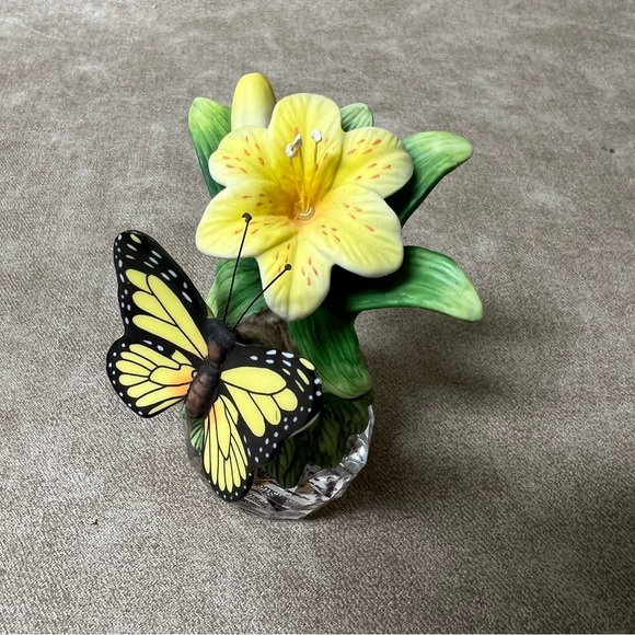Seymour Mann Porcelain Monarch Butterfly & Yellow Lily Blossom on crystal ball - Picture 2 of 9